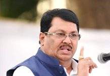 जाहिरातबाजी करण्याऐवजी राज्यातील रस्त्यांकडे लक्ष द्यावे