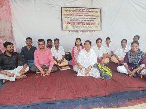 आंदोलनात सहभागी कर्मचारी