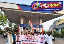 इंधन दरवाढीविरोधात काँग्रेसचा संताप पेट्रोल पंपावर घोषणाबाजी करत केंद्र व राज्य सरकारचा निषेध; गॅस दर कमी करण्याची मागणी…