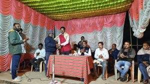 मान्यवरांचे स्वागत करताना