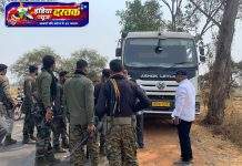 आरमोरी मार्गावर अवजड ट्रकची C-60 जवानांच्या बुलेटप्रूफ वाहनाला धडक; जवानांचा जीव थोडक्यात बचावला…